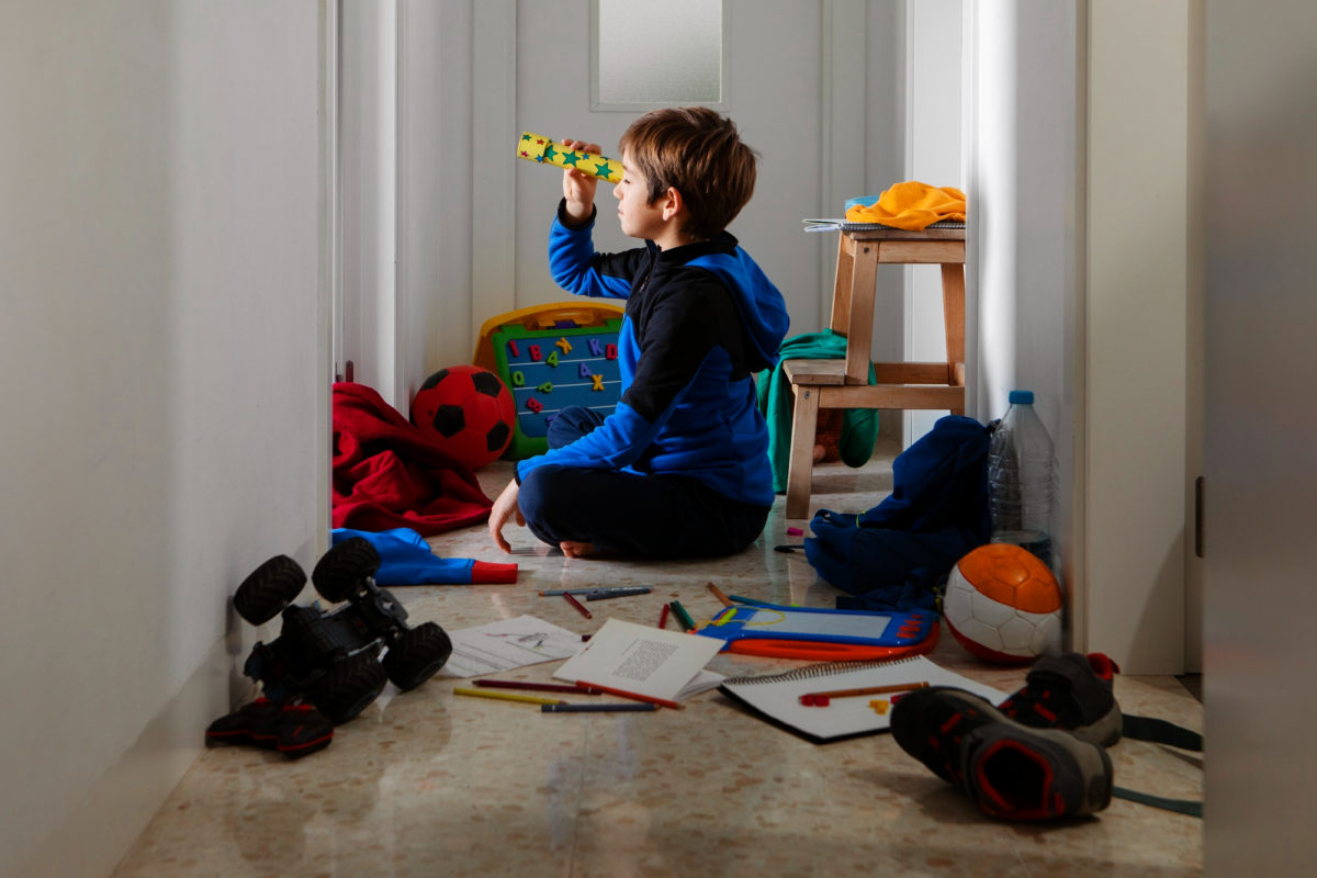 Como o excesso de estímulos afeta o desenvolvimento infantil