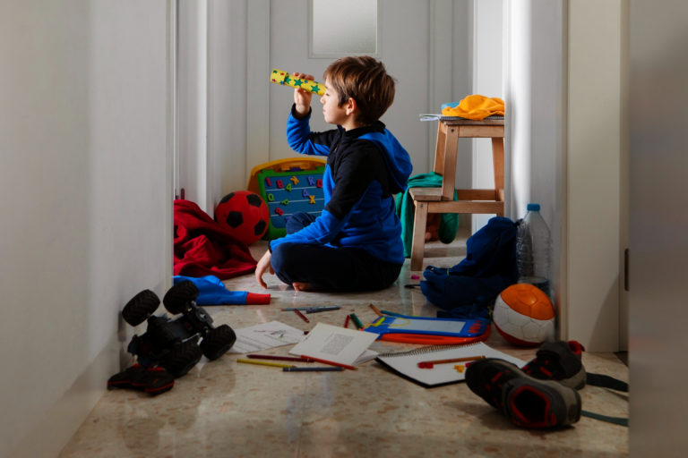 Como o excesso de estímulos afeta o desenvolvimento infantil