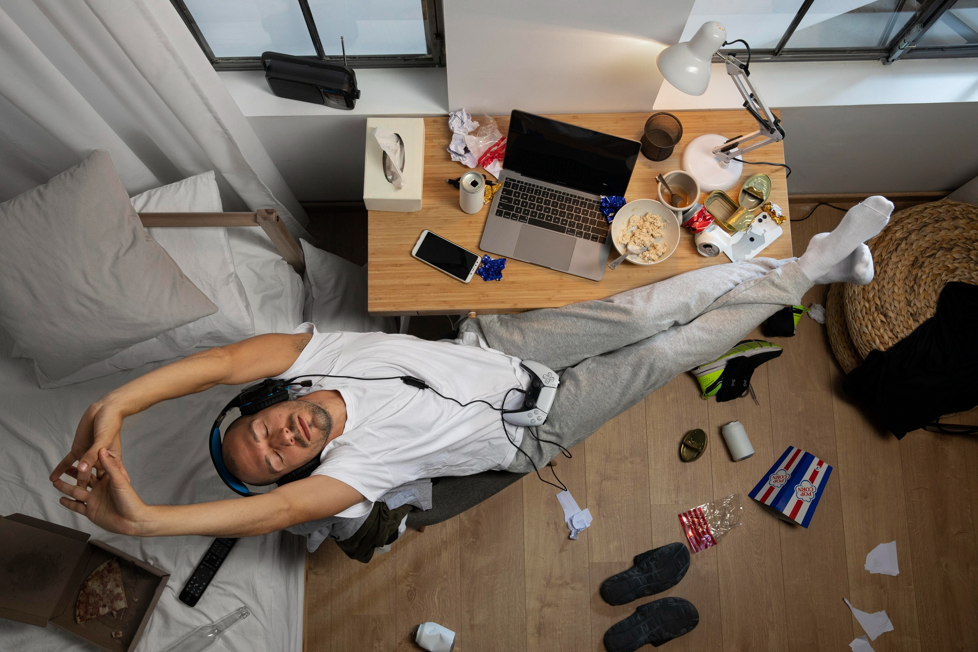 Hábitos que afetam sua saúde mental (e passam despercebidos)
Hábitos que passam despercebidos e prejudicam a saúde mental
1. Uso excessivo de redes sociais
2. Dormir mal e negligenciar o descanso
3. Não estabelecer limites pessoais
4. Alimentação desbalanceada
5. Falta de atividade física
6. Isolamento social
7. Pensamentos autocríticos em excesso
8. Falta de organização e procrastinação
9. Exposição constante a notícias negativas
10. Ignorar sinais do corpo e das emoções
Estratégias para reverter hábitos nocivos
Reavaliar o uso das redes sociais
Criar uma rotina de sono
Praticar a autoafirmação e aprender a dizer "não"
Melhorar a alimentação
Incorporar atividades físicas no dia a dia
Manter conexões sociais
Praticar a autocompaixão
Organizar tarefas em pequenas metas
Controlar o consumo de notícias
Escutar o corpo e buscar ajuda quando necessário episode artwork
