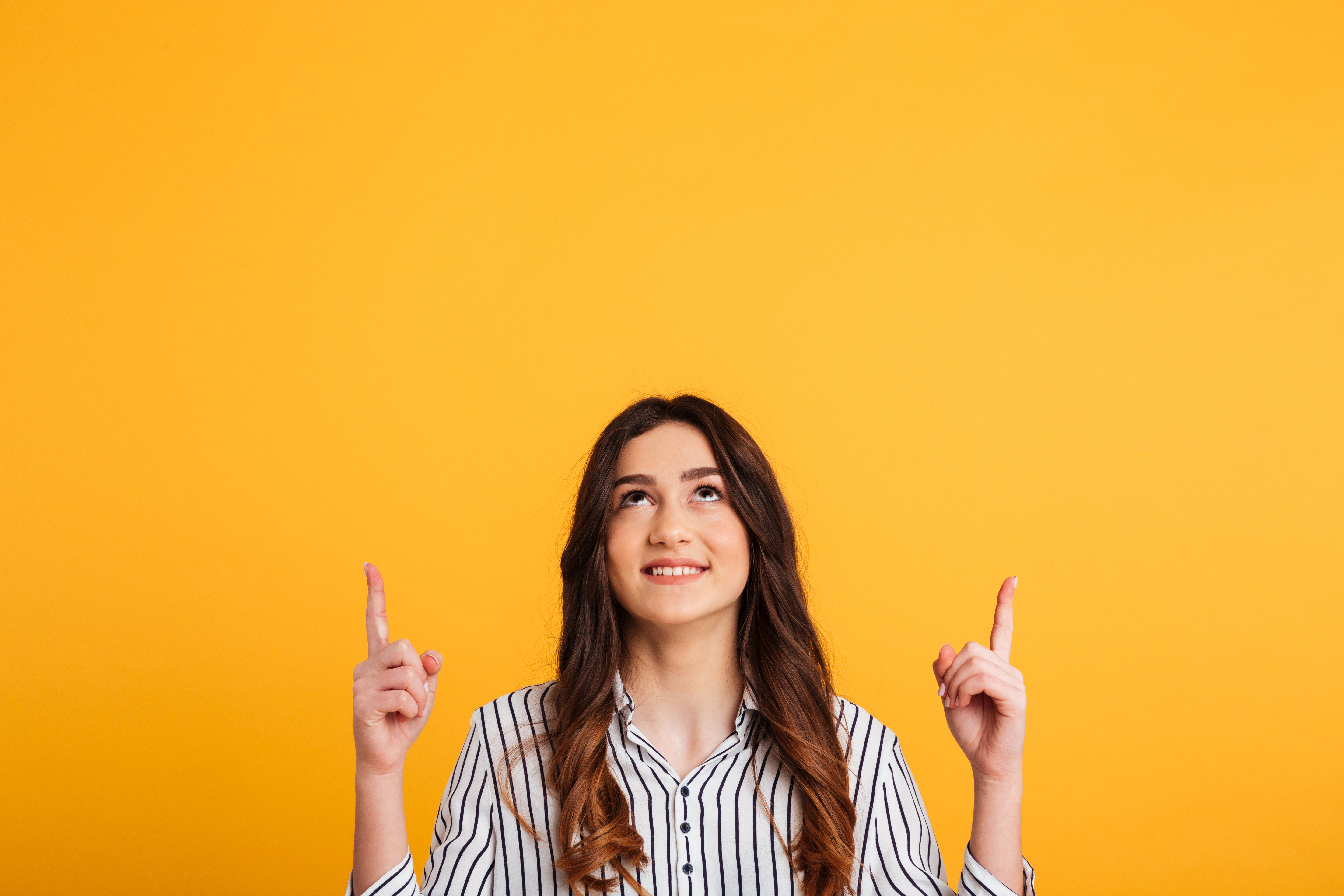 Você vive reagindo ou fazendo escolhas conscientes?
O que significa viver no modo reativo
Os impactos psicológicos de viver sempre reagindo
Ansiedade e sensação constante de urgência
Culpa e arrependimento frequentes
Sensação de perda de controle sobre a própria vida
Padrões aprendidos que mantêm o comportamento reativo
Necessidade de agradar
Medo de conflito e rejeição
Autocrítica e exigência excessiva
Reagir nos relacionamentos: quando o outro define suas escolhas
Responder para evitar abandono
Discussões impulsivas e arrependimento posterior
Dificuldade de colocar limites
Trabalho, produtividade e o modo reativo
Como desenvolver escolhas mais conscientes
Criar pausas entre estímulo e resposta
Perguntar a si mesmo "o que eu sinto e o que eu quero?"
Avaliar consequências a curto e longo prazo
Autonomia emocional: a base das escolhas conscientes episode artwork