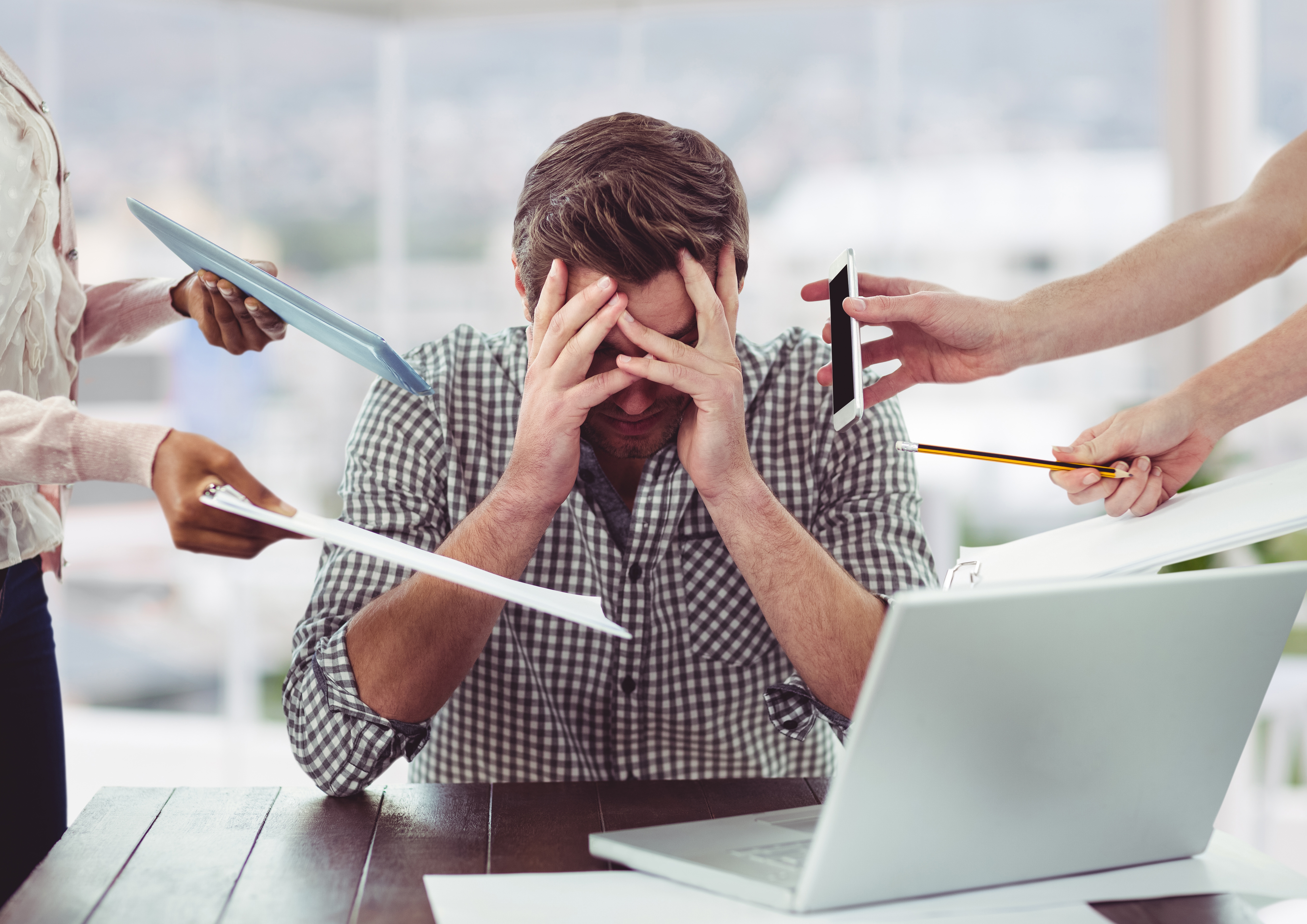 O impacto emocional de viver sem previsibilidade
A necessidade psicológica de segurança e estabilidade
O estado de alerta constante e o desgaste emocional
Impactos na autoestima e na capacidade de tomar decisões
Relação entre imprevisibilidade e transtornos psicológicos
Ansiedade generalizada
Transtornos do sono
Depressão
Burnout e esgotamento emocional
A adaptação ao caos e suas consequências
Caminhos para reconstruir a sensação de segurança
O papel da psicoterapia diante da instabilidade episode artwork